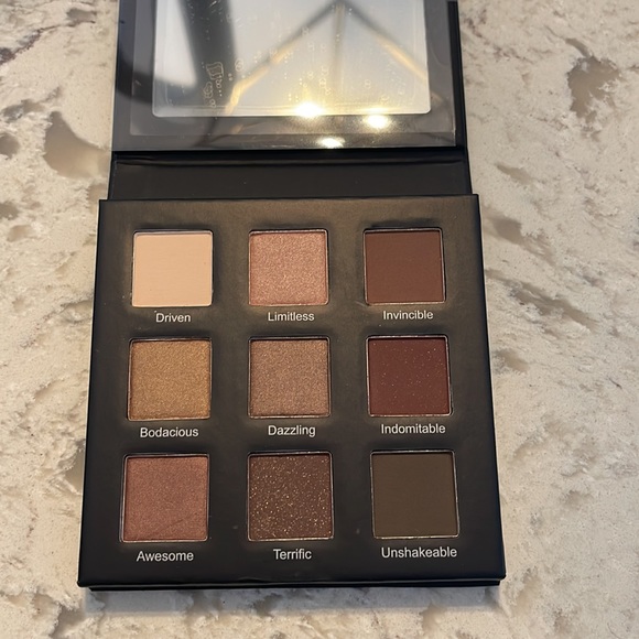 REALHER Shadow Palette - brand new. - Picture 4 of 5